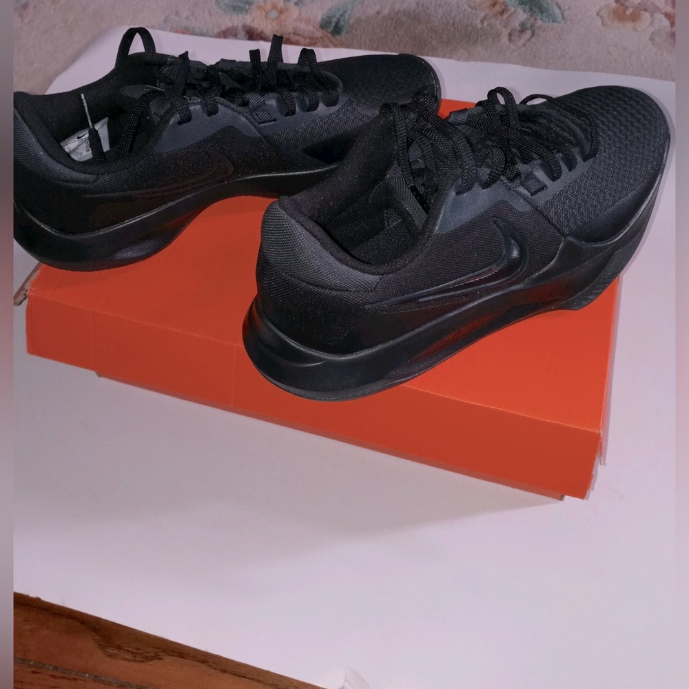 Brand new Nike sneakers in black NIKE PRECISION VI